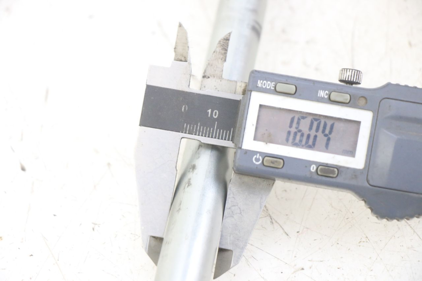 photo de SWING ARM AXLE YAMAHA XJN DIVERSION 600 (2000 - 2003) - Component detail