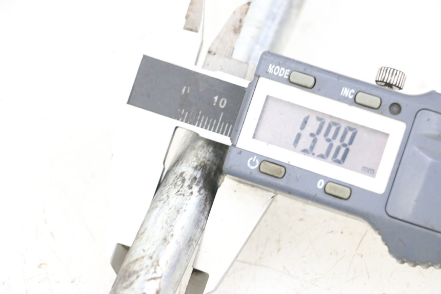 photo de Swingarm pivot bolt HYOSUNG XRX 125 (2000 - 2008) - Technical close-up