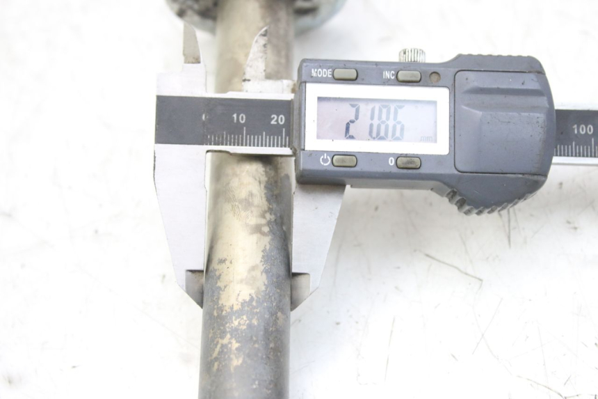 photo de SWINGARM PIVOT AXIS YAMAHA YZF R1 1000 (2007 - 2008) - Zoom on usage condition