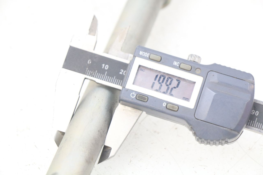 photo de SWINGARM PIVOT AXIS KAWASAKI Z S 750 (2003 - 2006) - Technical close-up