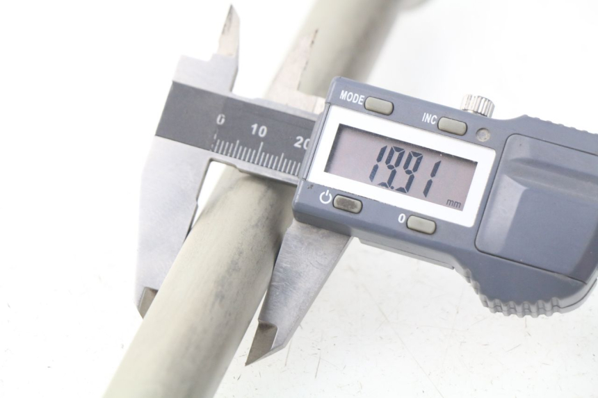 photo de SWING ARM AXLE KAWASAKI Z Z900 900 (2017 - 2019) - Alternative perspective