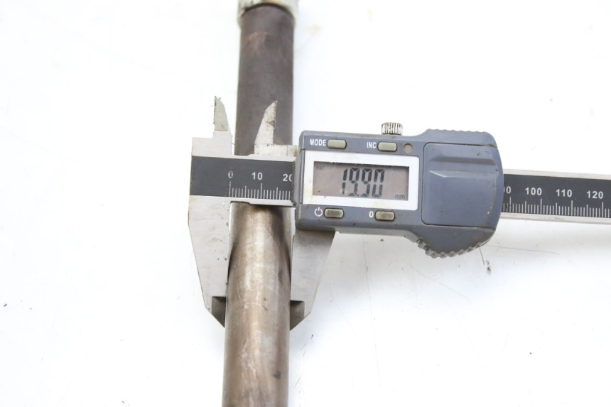 photo de SWINGARM PIVOT BOLT KAWASAKI ZEPHYR 1100 ( - 1995) - Surface and material condition