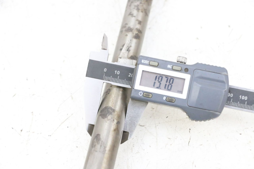 photo de SWING ARM AXLE KAWASAKI ZR 7 750 (1999 - 2004) - Component detail