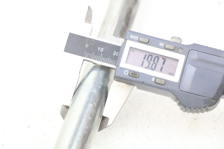 photo de SWINGARM PIVOT AXIS KAWASAKI ZR7 ZR-7 S 750 (1999 - 2004) - Component detail