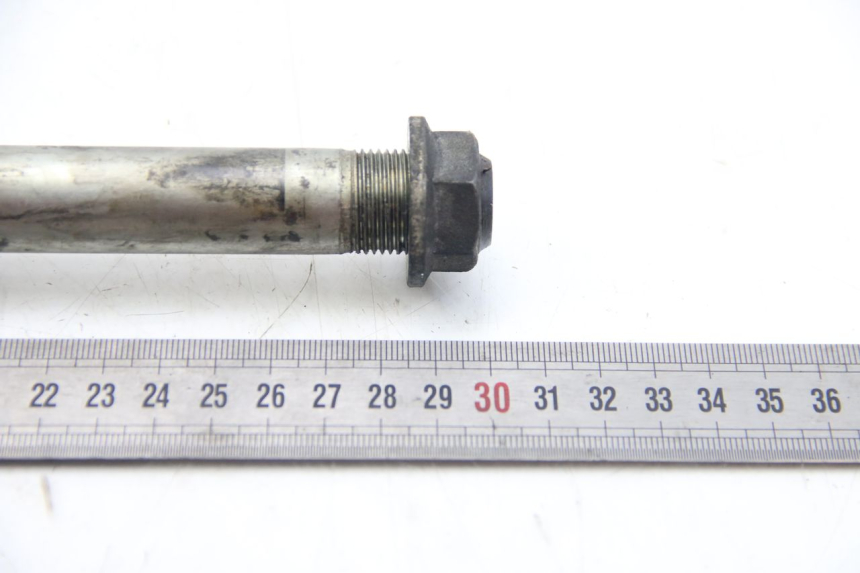 photo de SWINGARM PIVOT AXIS KAWASAKI ZX-6R ZX6R 600 (1995 - 1997) - Technical close-up