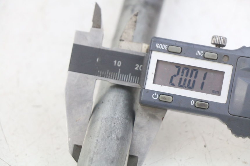 photo de SWINGARM PIVOT AXIS KAWASAKI ZX-6R ZX6R 600 (1995 - 1997) - Technical close-up