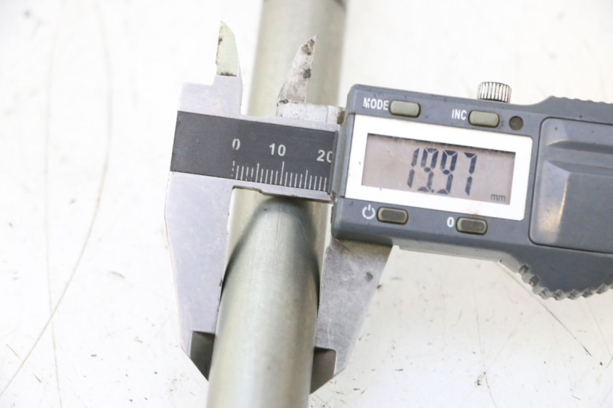 photo de SWINGARM PIVOT AXIS KAWASAKI ZX-6R ZX6R 600 (1995 - 1997) - Component detail