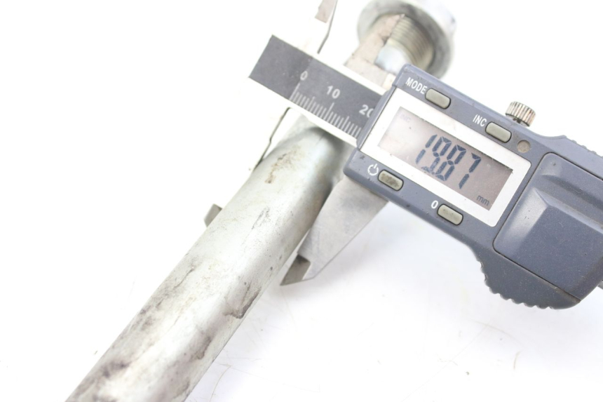 photo de SWINGARM PIVOT BOLT KAWASAKI ZZR 600 (1995 - 2004) - Zoom on usage condition