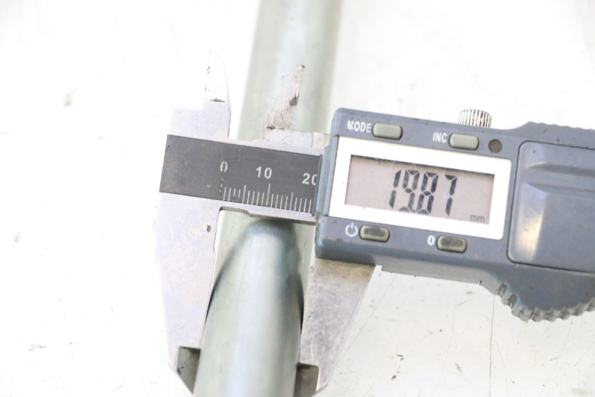 photo de SWINGARM PIVOT BOLT KAWASAKI ZZR 600 (1995 - 2004) - Zoom on usage condition