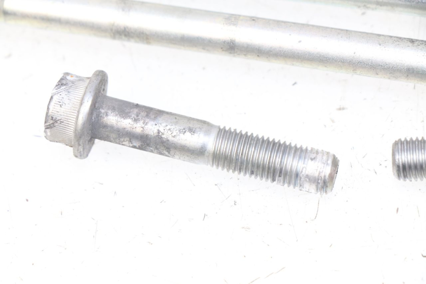 photo de ENGINE AXLE SUZUKI GSX-R GSXR 750 (2011 - 2016) - Alternative perspective