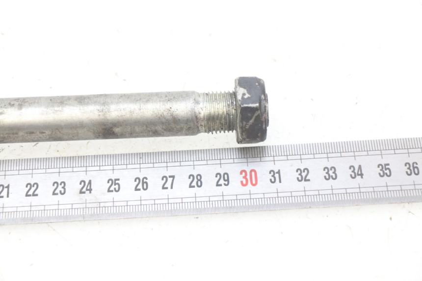 photo de REAR WHEEL AXLE ROYAL ENFIELD BULLET CLASSIC 500 (2017 - 2020) - Alternative perspective