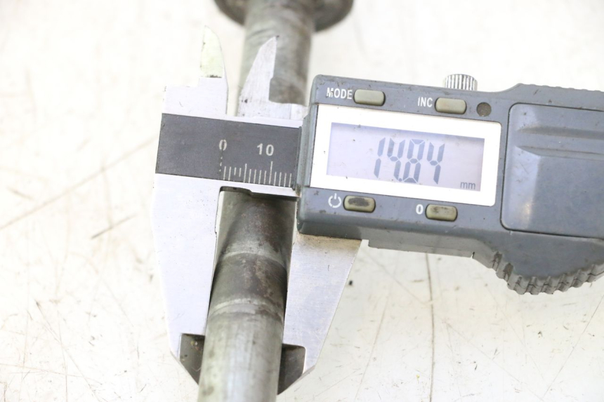 photo de REAR WHEEL AXLE HONDA CB TWO FIFTY 250 (1991 - 2002) - Alternative perspective