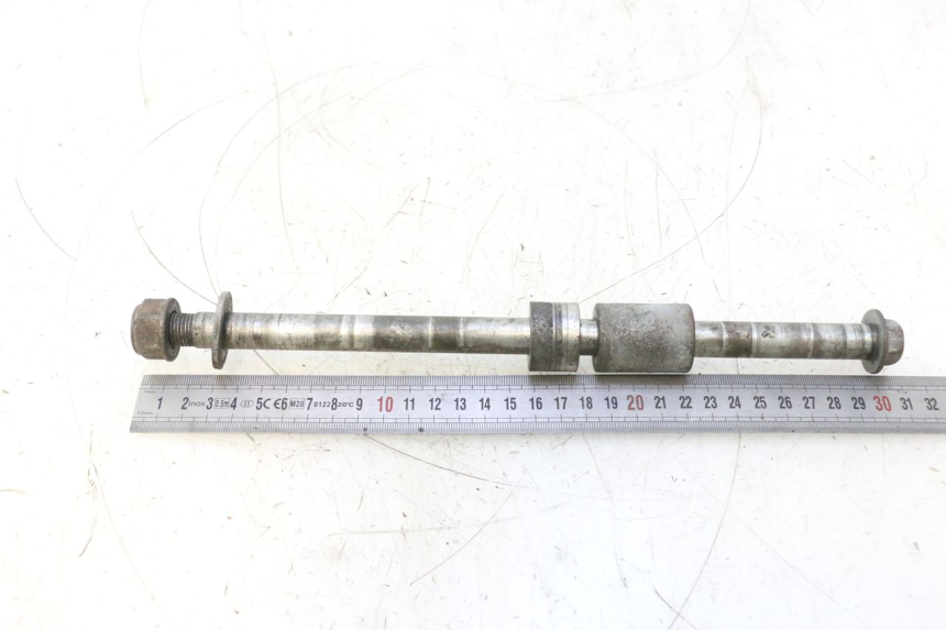 photo de REAR WHEEL AXLE HONDA CB TWO FIFTY 250 (1991 - 2002) - Technical close-up
