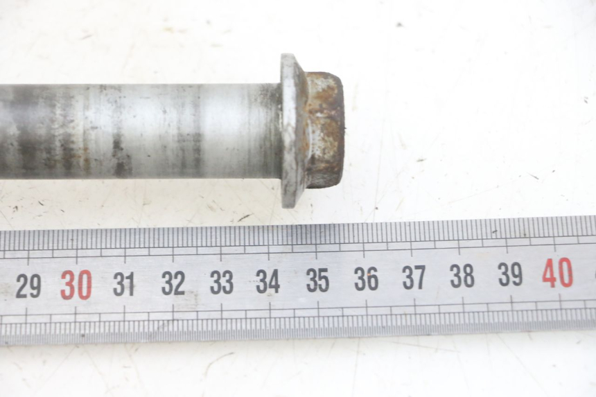 photo de REAR WHEEL AXLE HONDA CBF 500 (2004 - 2007) - Zoom on usage condition