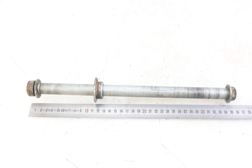 photo de REAR WHEEL AXLE HONDA CBF 500 (2004 - 2007) - Alternative perspective