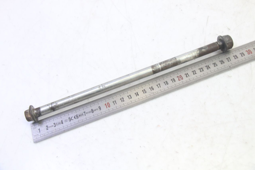 photo de REAR WHEEL AXLE HONDA CBF 125 (2009 - 2015) - Zoom on usage condition