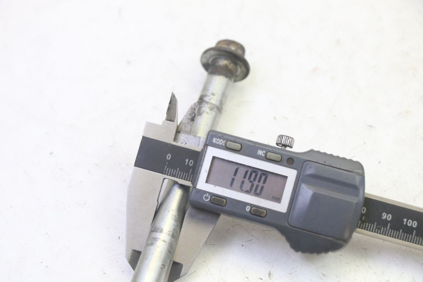 photo de REAR WHEEL AXLE HONDA CBF 125 (2009 - 2015) - Technical close-up