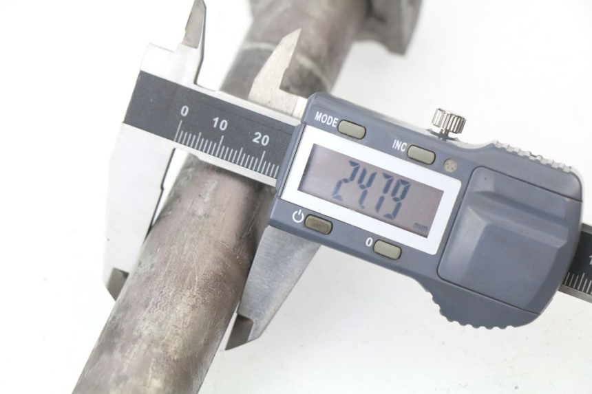 photo de REAR WHEEL AXLE HONDA CBR 929 RR FIREBLADE 900 (2000 - 2001) - Zoom on usage condition