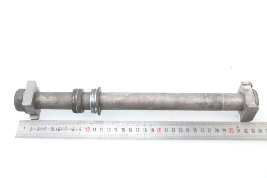 photo de REAR WHEEL AXLE HONDA CBR 929 RR FIREBLADE 900 (2000 - 2001) - Technical close-up
