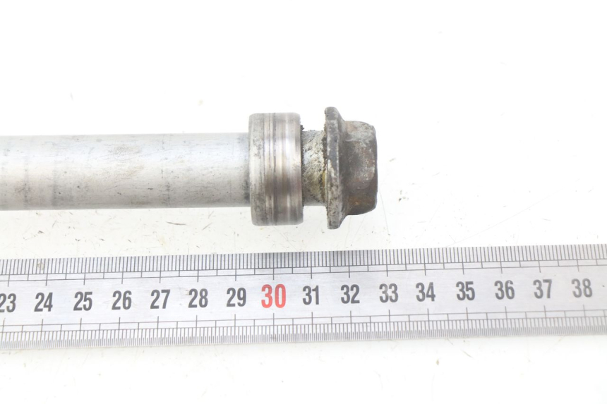 photo de REAR WHEEL AXLE HONDA CBRF CBR-F PC41 600 (2011 - 2013) - Zoom on usage condition