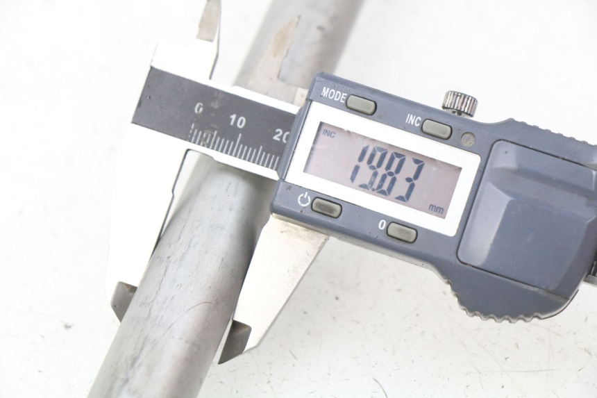 photo de REAR WHEEL AXLE HONDA CBRF CBR-F PC41 600 (2011 - 2013) - Technical close-up