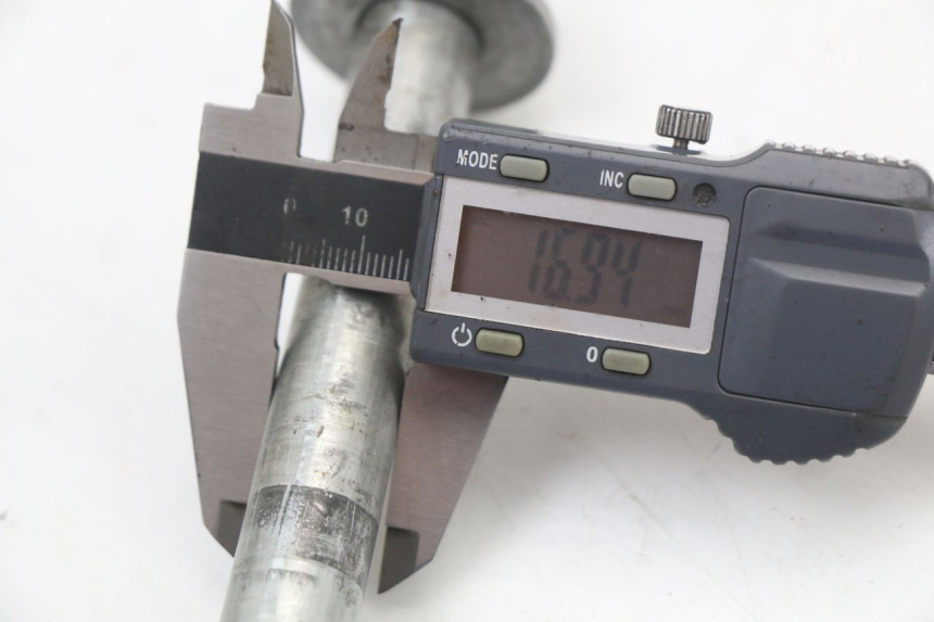 photo de REAR WHEEL AXLE APRILIA CLASSIC 125 (1995 - 2001) - Technical close-up