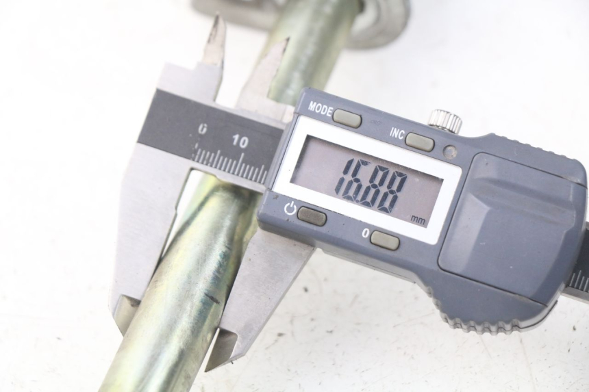 photo de REAR WHEEL AXLE HYOSUNG COMET GTR 125 (2007 - 2014) - Component detail