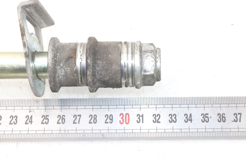 photo de REAR WHEEL AXLE HYOSUNG COMET GTR 125 (2007 - 2014) - Zoom on usage condition