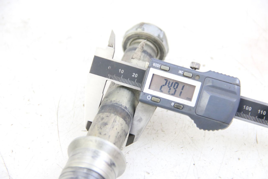 photo de REAR WHEEL AXLE HONDA CRF 250 (2010 - 2013) - Zoom on usage condition