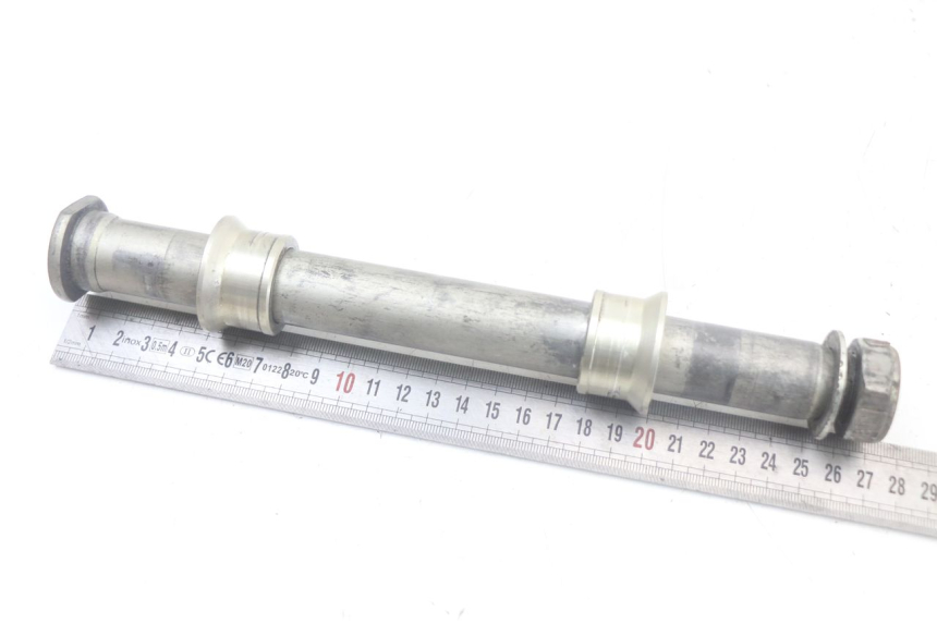 photo de REAR WHEEL AXLE HONDA CRF R 250 (2020 - 2021) - Zoom on usage condition