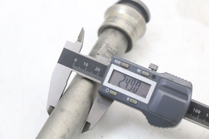 photo de REAR WHEEL AXLE HONDA CRF R 250 (2020 - 2021) - Technical close-up