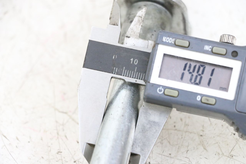 photo de REAR WHEEL AXLE RSR DIRT BIKE 150 - Alternative perspective