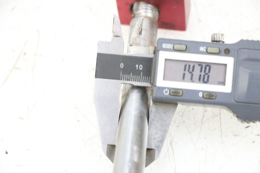 photo de REAR WHEEL AXLE CCR DIRT BIKE 125 - Component detail