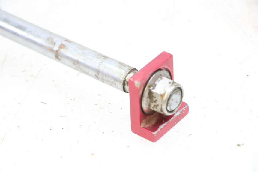 photo de REAR WHEEL AXLE CCR DIRT BIKE 125 - Technical close-up