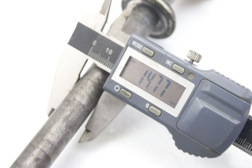 photo de REAR WHEEL AXLE XTRM FACTORY DIRTBIKE BSE 150 - Zoom on usage condition