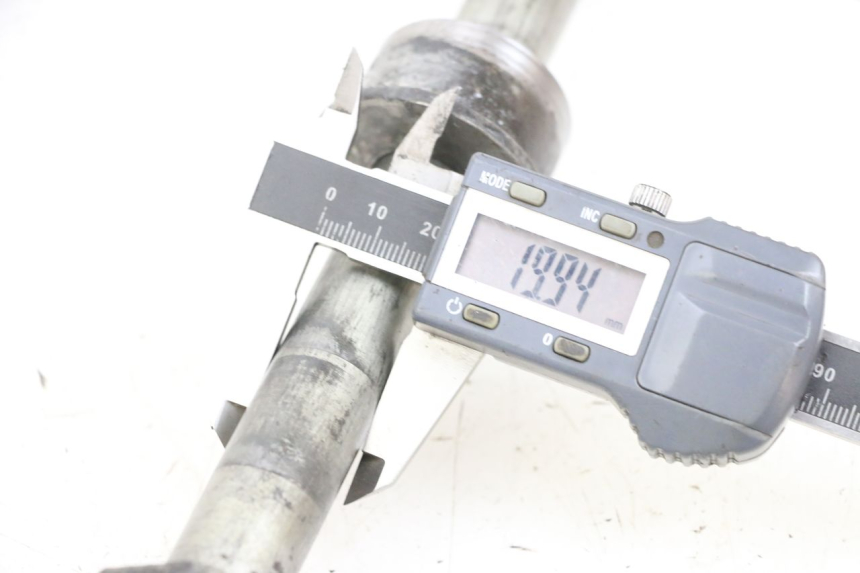 photo de REAR WHEEL AXLE SUZUKI DL V STROM 1000 (2002 - 2007) - Alternative perspective