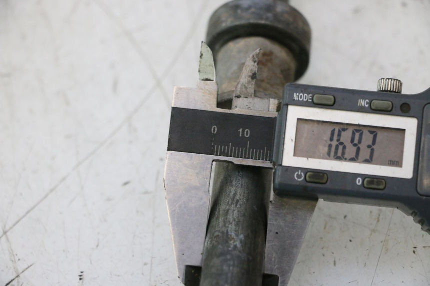 photo de REAR WHEEL AXLE SUZUKI DR S 600 (1985 - 1989) - Alternative perspective