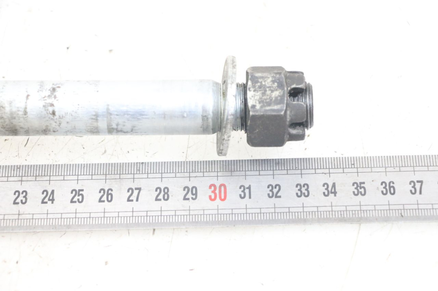 photo de REAR WHEEL AXLE KAWASAKI ER-6 ER6 N 650 (2012 - 2016) - Zoom on usage condition