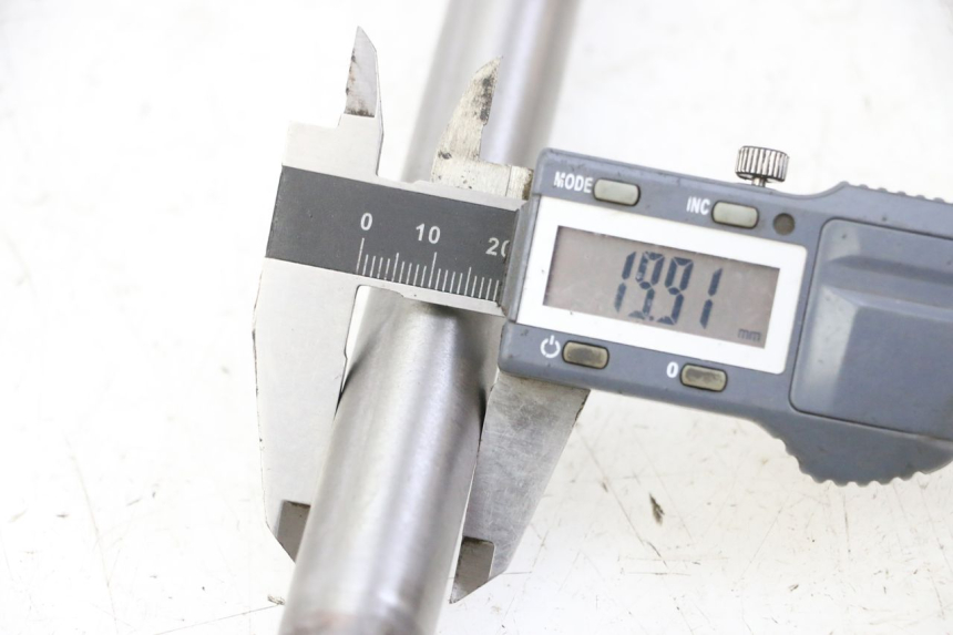 photo de REAR WHEEL AXLE YAMAHA FJ 36Y 1100 (1984 - 1985) - Component detail