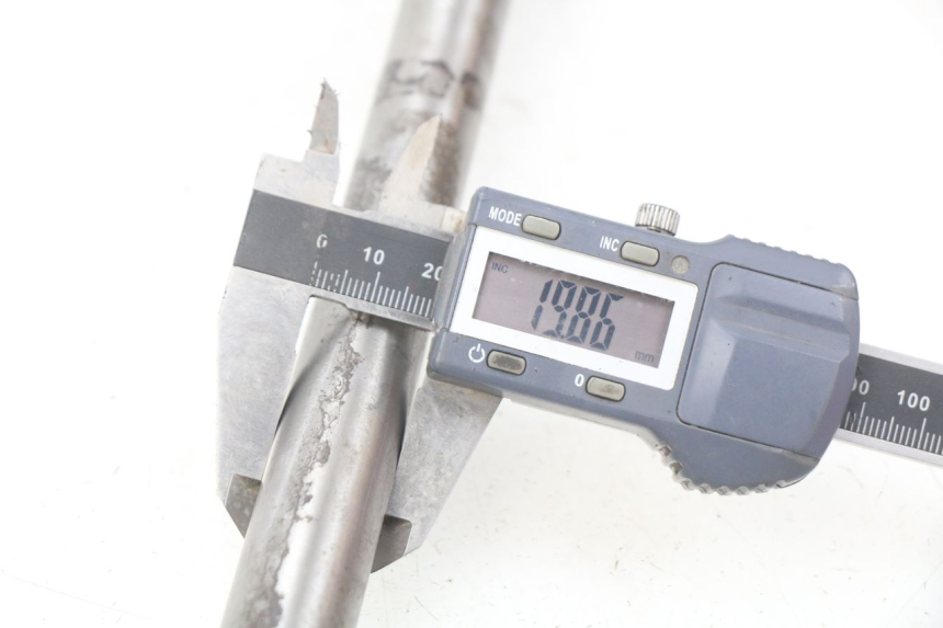 photo de REAR WHEEL AXLE YAMAHA FJ 3CX 1200 (1986 - 1996) - Alternative perspective