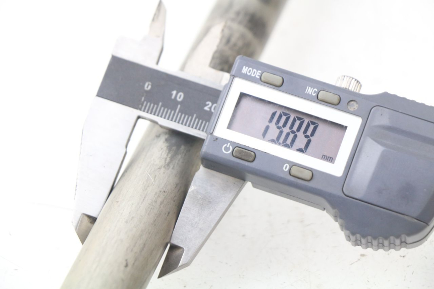 photo de REAR WHEEL AXLE YAMAHA FJR ABS 1300 (2006 - 2012) - Alternative perspective