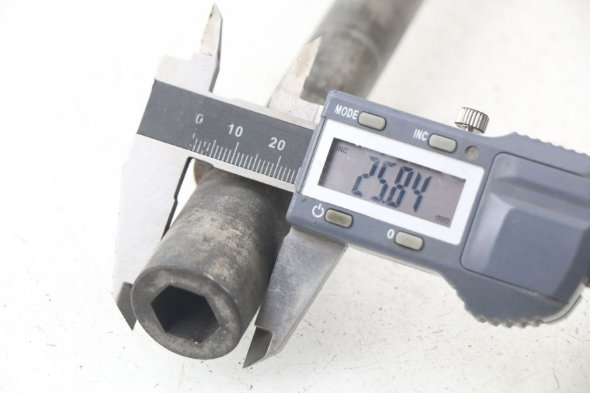 photo de REAR WHEEL AXLE YAMAHA FJR ABS 1300 (2006 - 2012) - Alternative perspective