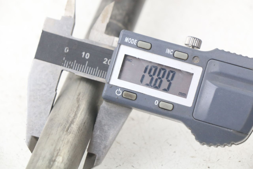 photo de REAR WHEEL AXLE YAMAHA FJR ABS 1300 (2006 - 2012) - Technical close-up