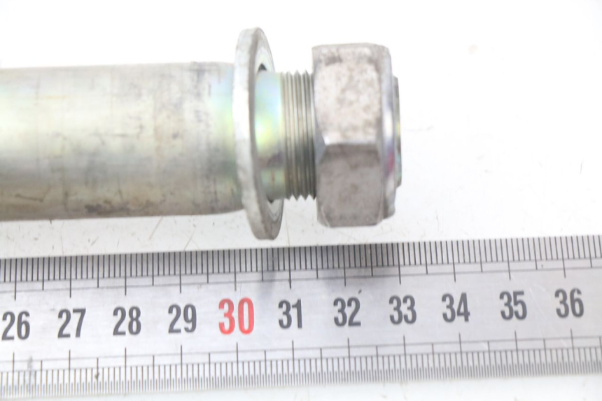 photo de REAR WHEEL AXLE YAMAHA FZ8 800 (2010 - 2016) - Zoom on usage condition