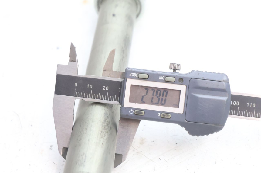 photo de REAR WHEEL AXLE YAMAHA FZ8 800 (2010 - 2016) - Technical close-up
