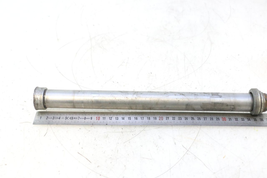 photo de REAR WHEEL AXLE GILERA GP 800 (2007 - 2013) - Additional view of the item