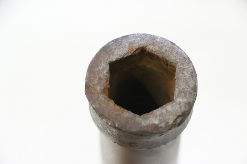 photo de REAR WHEEL AXLE GILERA GP 800 (2007 - 2013) - Component zoom