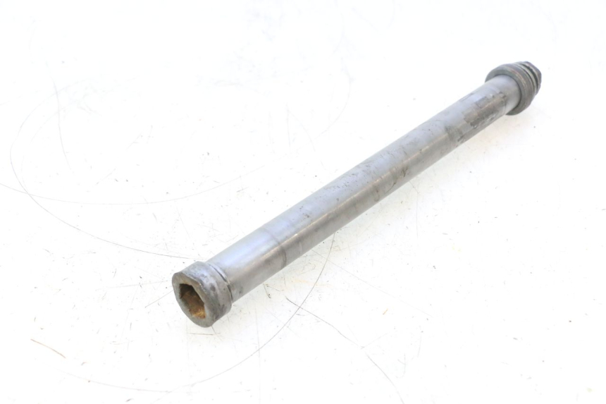photo de REAR WHEEL AXLE GILERA GP 800 (2007 - 2013) - Alternative perspective