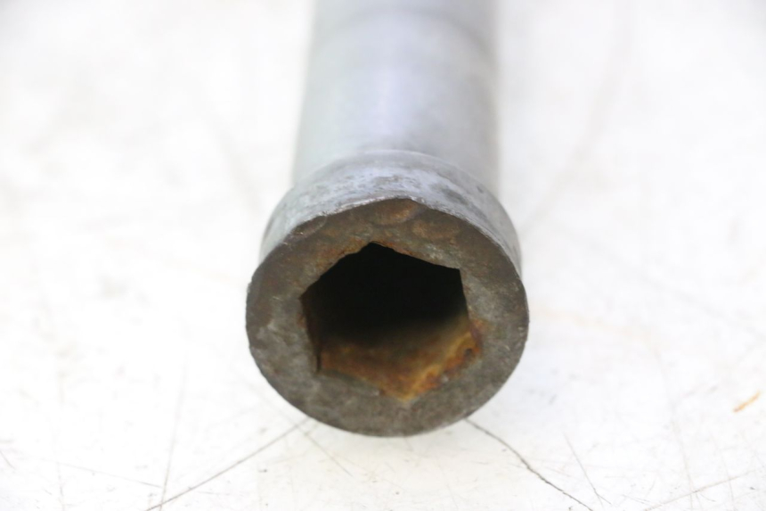 photo de REAR WHEEL AXLE GILERA GP 800 (2007 - 2013) - Technical close-up