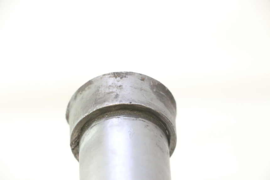 photo de REAR WHEEL AXLE GILERA GP 800 (2007 - 2013) - Fixing points details
